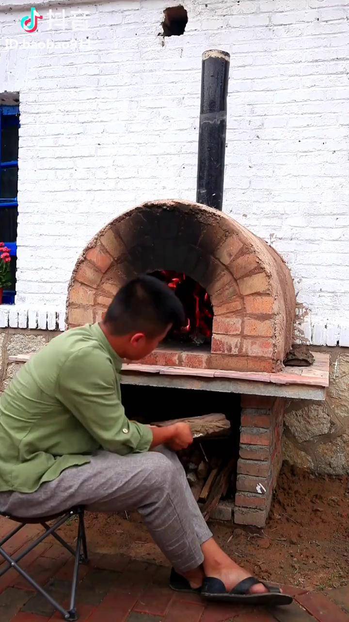 自己垒的烤窑今天试了下窑烤榴莲披萨40秒烤熟很满意收拾一下去草原