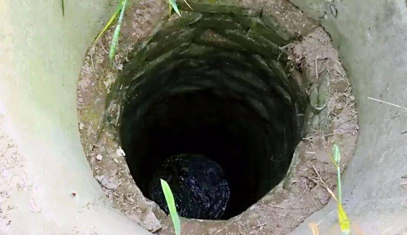 下井救人危急关头,董星星二话没说男孩只有头部露出水面水面离井口有