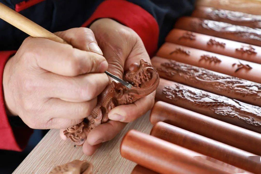 在别人眼里被当成柴火的枣木枝,枣树干,经他一双巧手,变废为宝,化朽腐