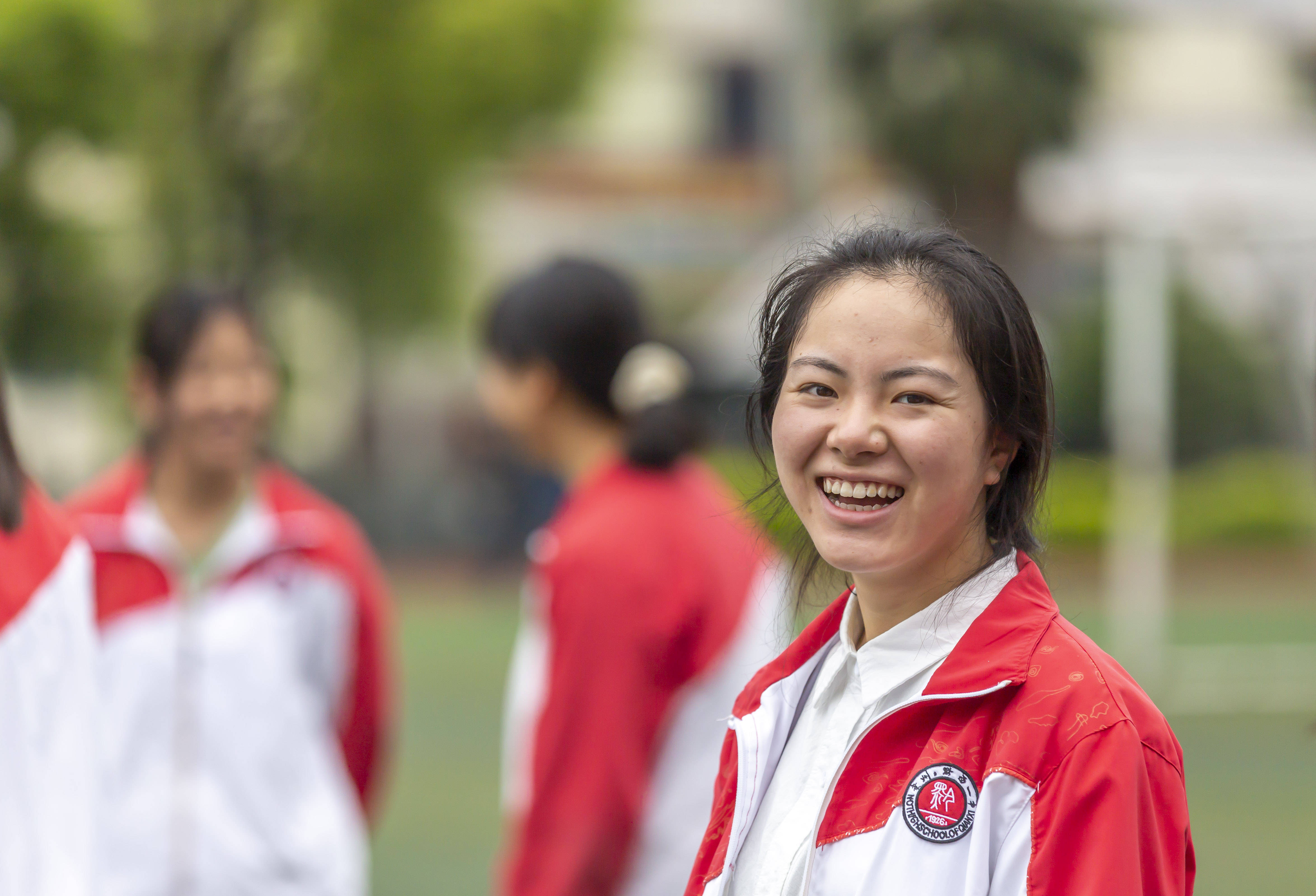 你笑起来真好看5月7日,贵州省毕节市黔西县第一中学的学生在课间休息