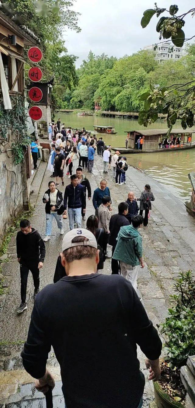 组图五一假期边城茶峒游客人山人海