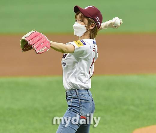 「md photo」 韩国歌手朴草娥担任棒球比赛开球嘉宾