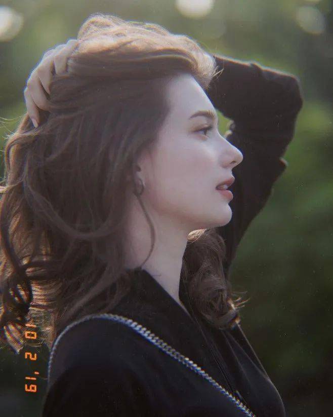 中长发就可以用卷棒自己动手,粗硬发质卷发的时候,要把头发分成几部分