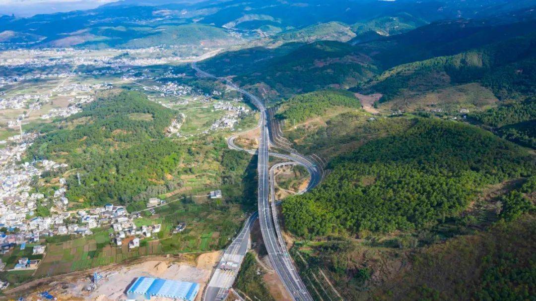保施高速是通向善洲故里——施甸县的第一条高速公路.