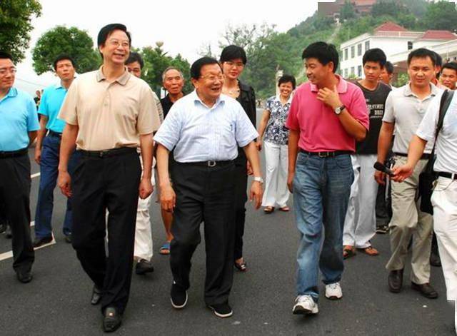 吴仁宝的女儿吴凤英也曾在华西村党委常委任职,在集团中的则是负责