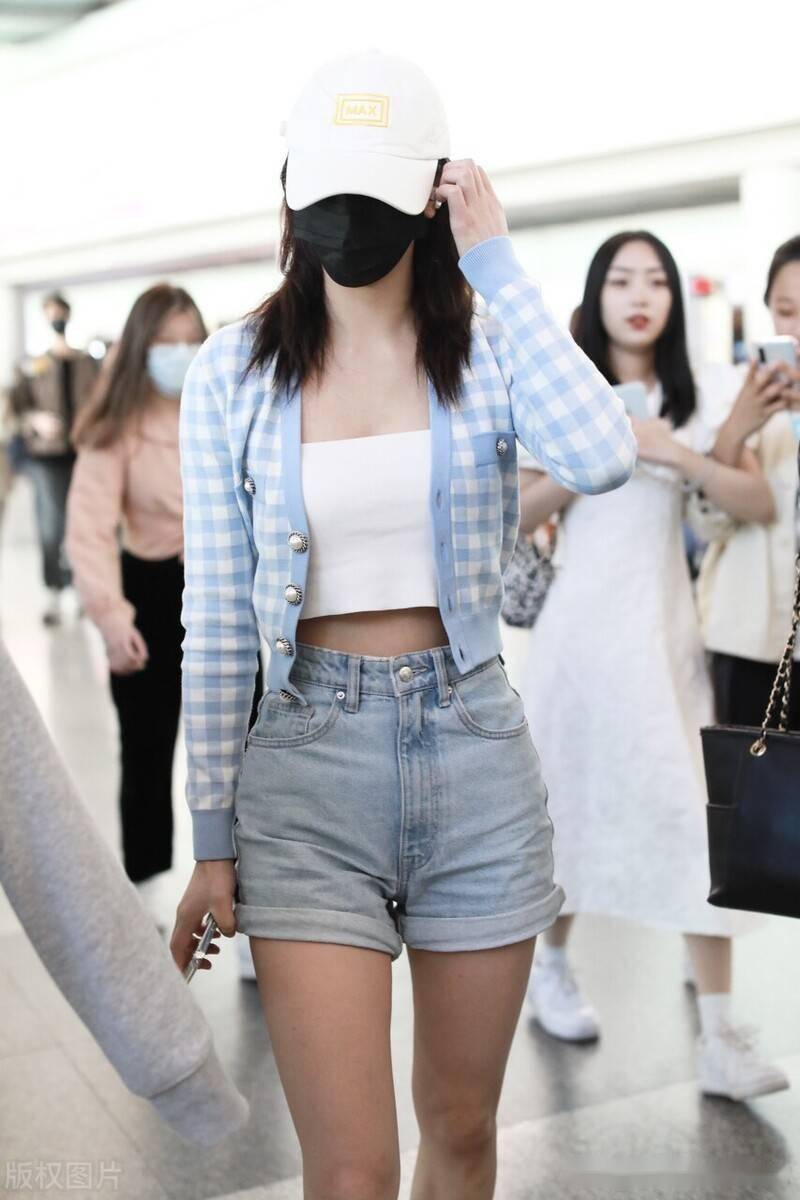 街拍孔雪儿蓝色格纹针织开衫抹胸牛仔超短裤老爹鞋纯朴清新