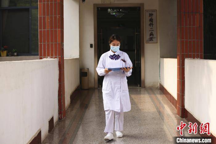 广西柳州肿瘤科护士用笑容温暖患者