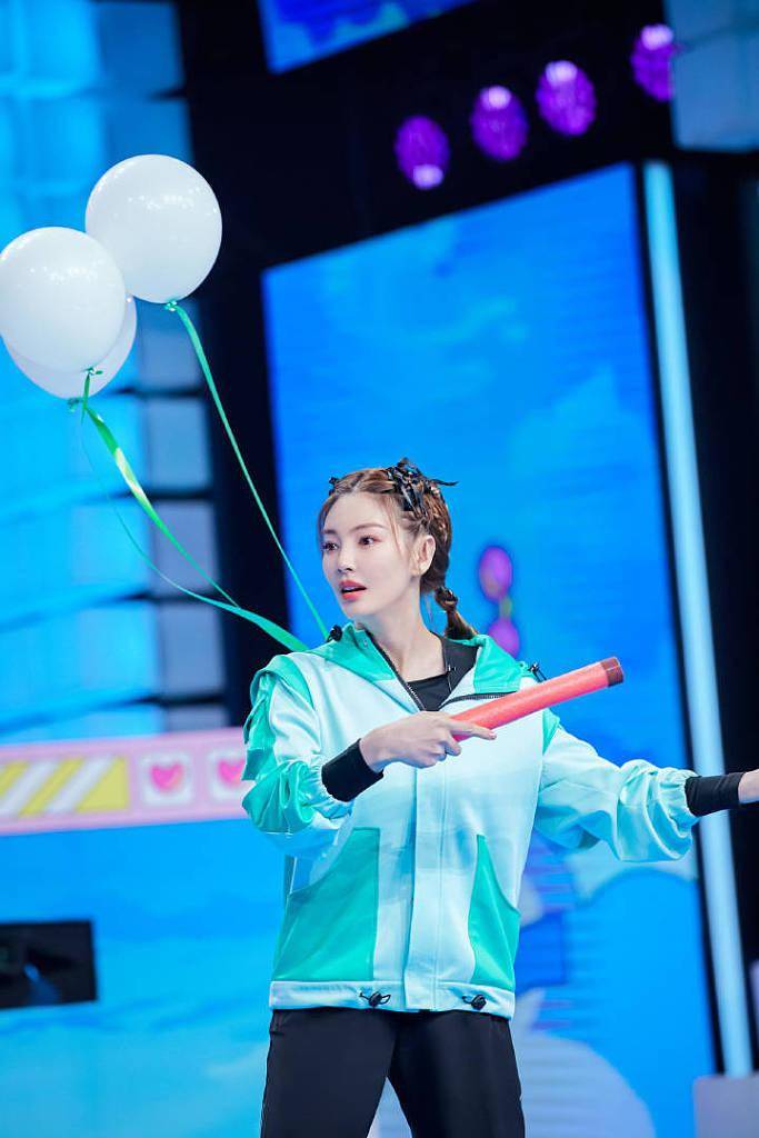 张雨绮蝴蝶结编发造型甜美娇俏 玩游戏无包袱变快乐小雨