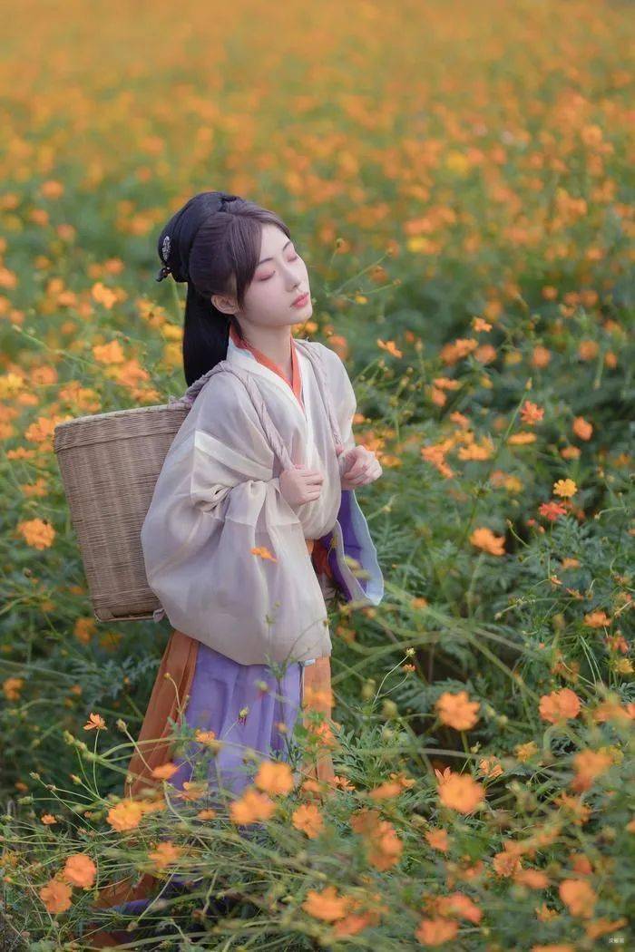 汉服美景天朗气清一起去看花海吧