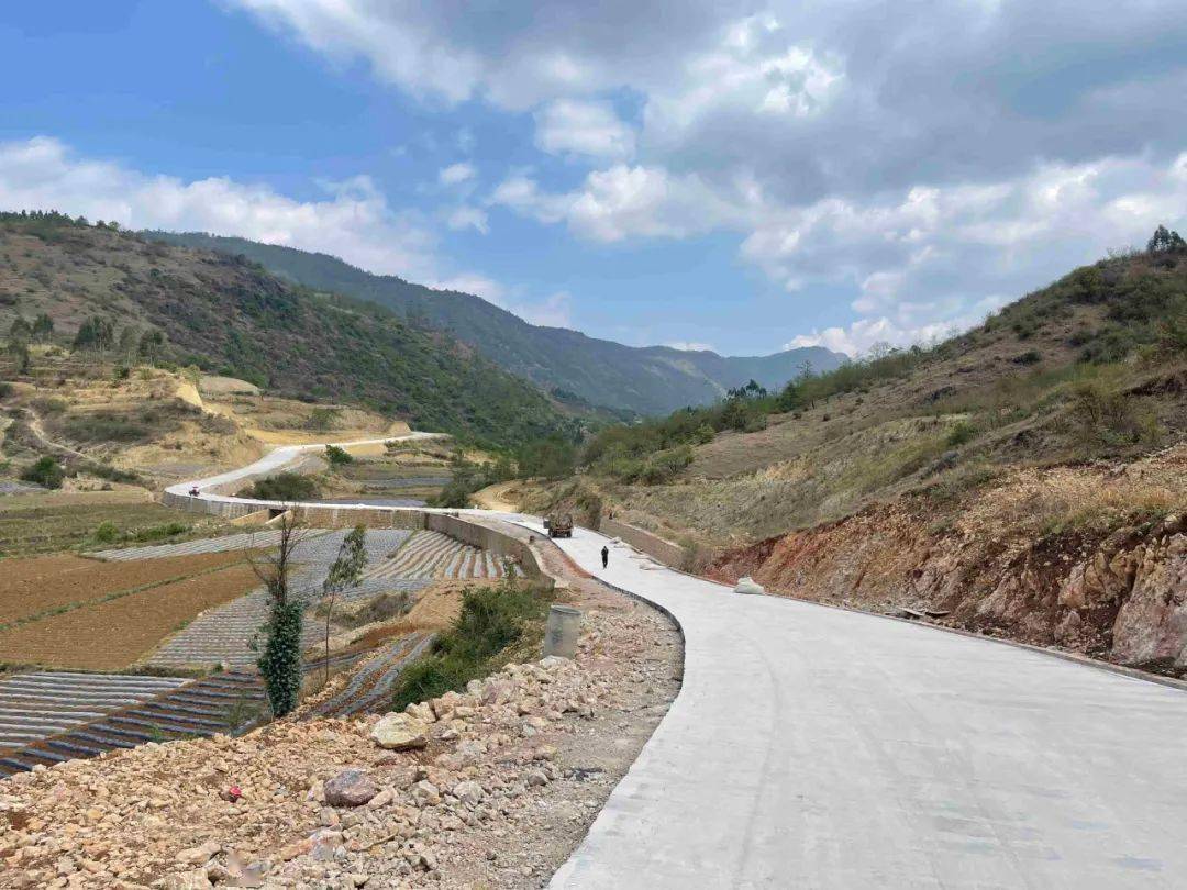 5月8日,市交投公司承建的河图街道办水井坡至瓦渡乡打坪村道路建设