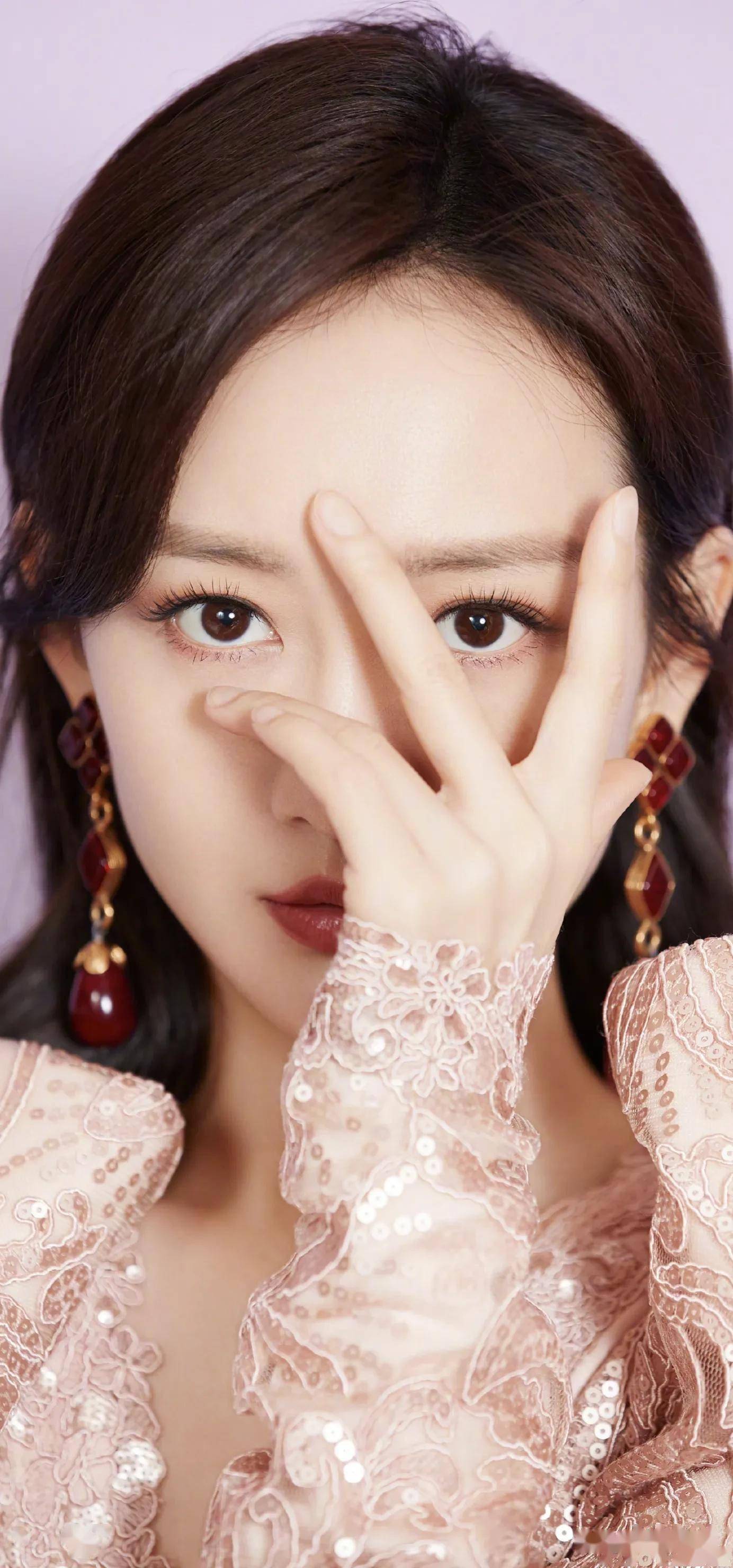 一双美眸含情脉脉挺秀的琼鼻香腮微晕吐气如兰香醉人