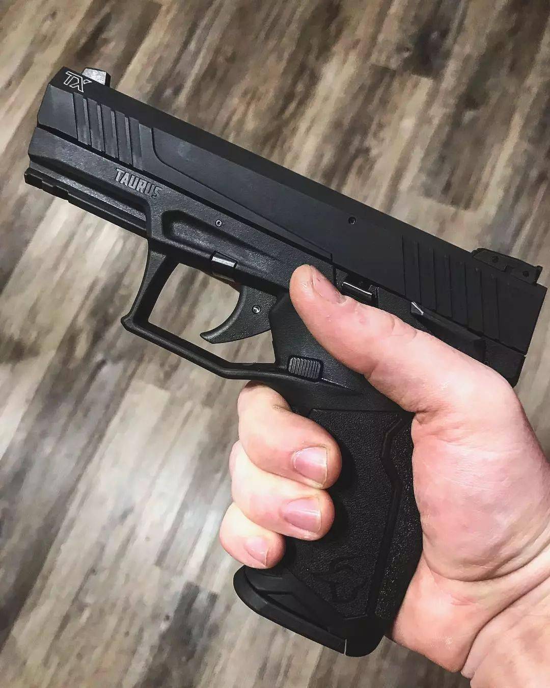 别致造型陶鲁斯tx22手枪图集