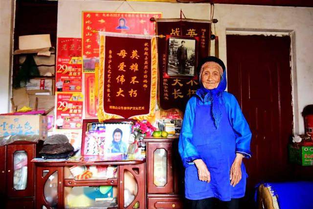 20元的车票:儿子21岁牺牲,400公里扫墓路,烈士母亲却走了20年_赵占英