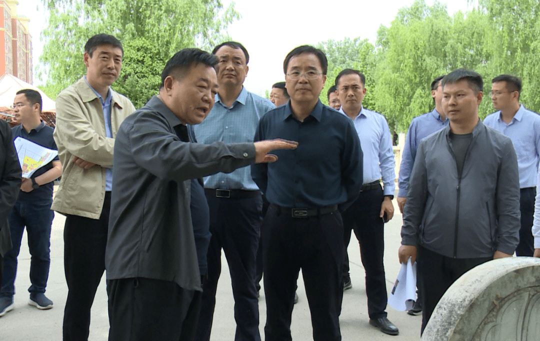 5月7日,县委书记陈红阳调研五里河,老颍河改造项目,实地了解水系规划