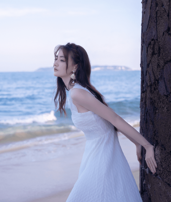 徐璐最新度假风写真海边与好看的小裙子甜美又元气