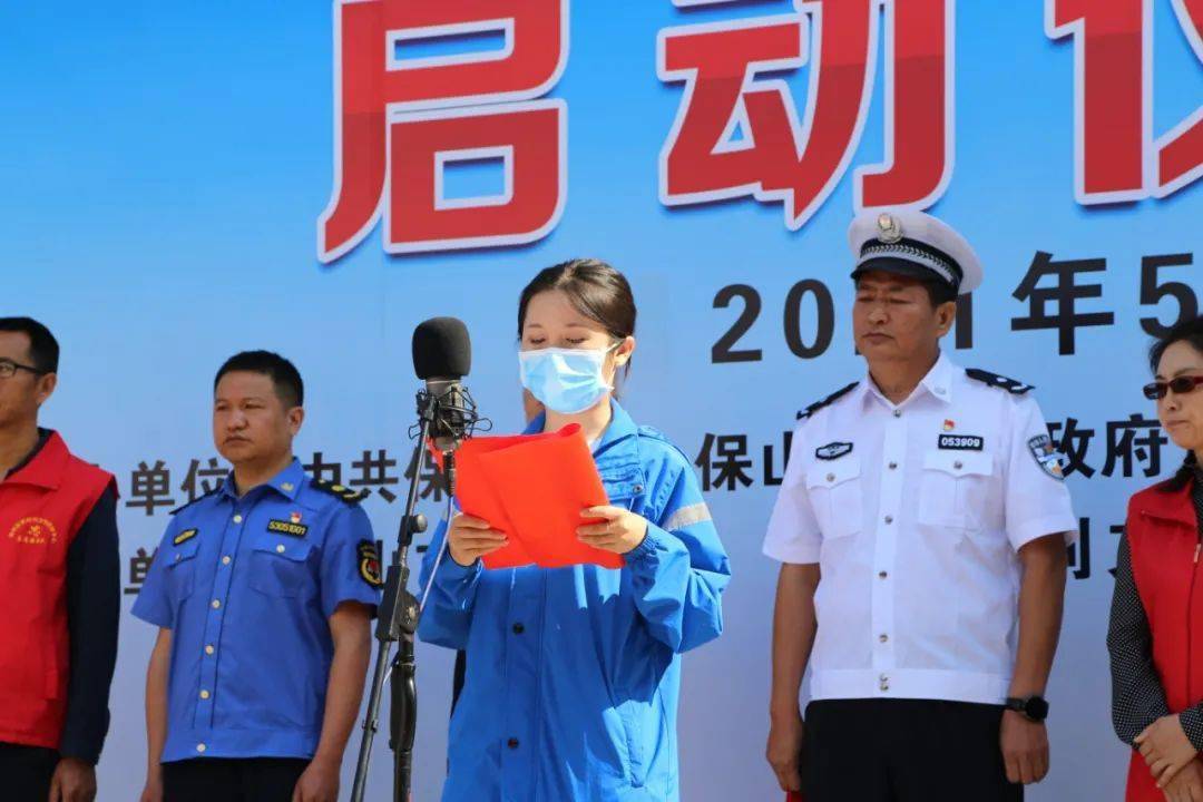 市委宣传部副部长,市文明办主任范红玉同志宣布文明交通志愿活动启动.