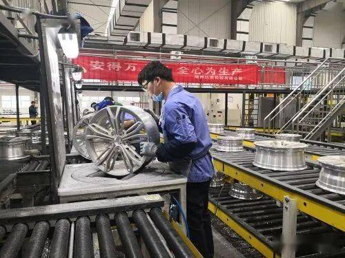 陕西达美轮毂有限公司生产车间内工人正在有序生产工业实现较快增长