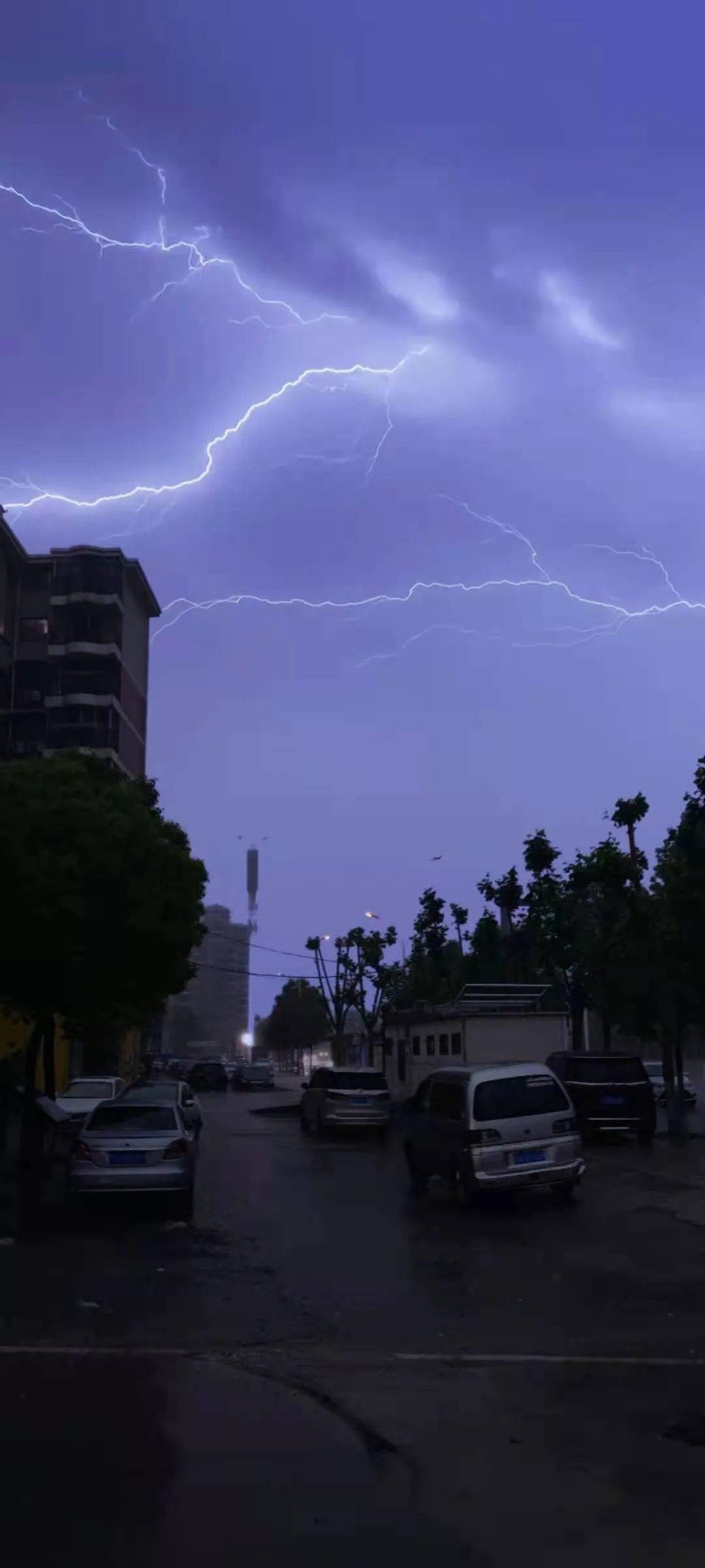 武汉电闪雷鸣暴雨倾城接下来的天气