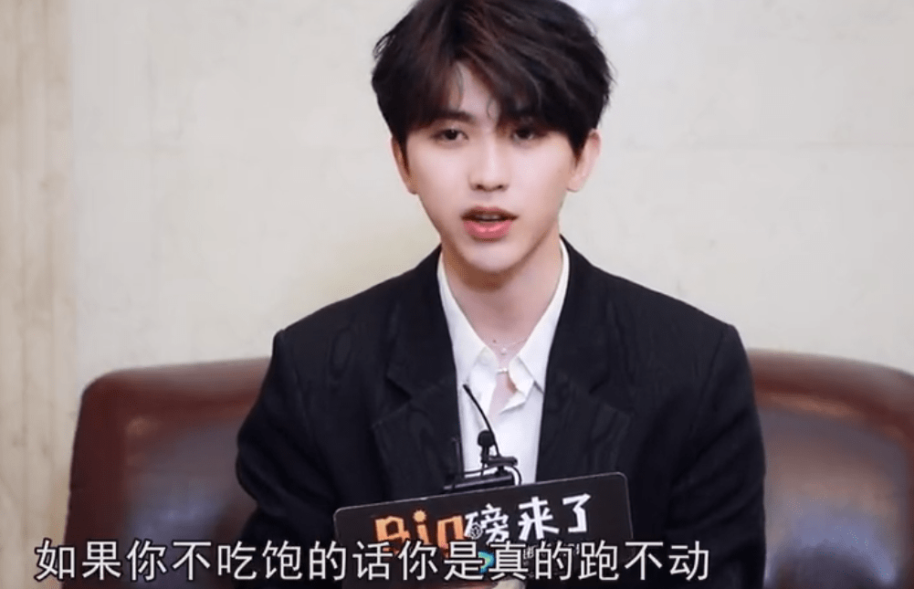 蔡徐坤全新采访公开 在线辟谣胃痛叫粉丝不用担心