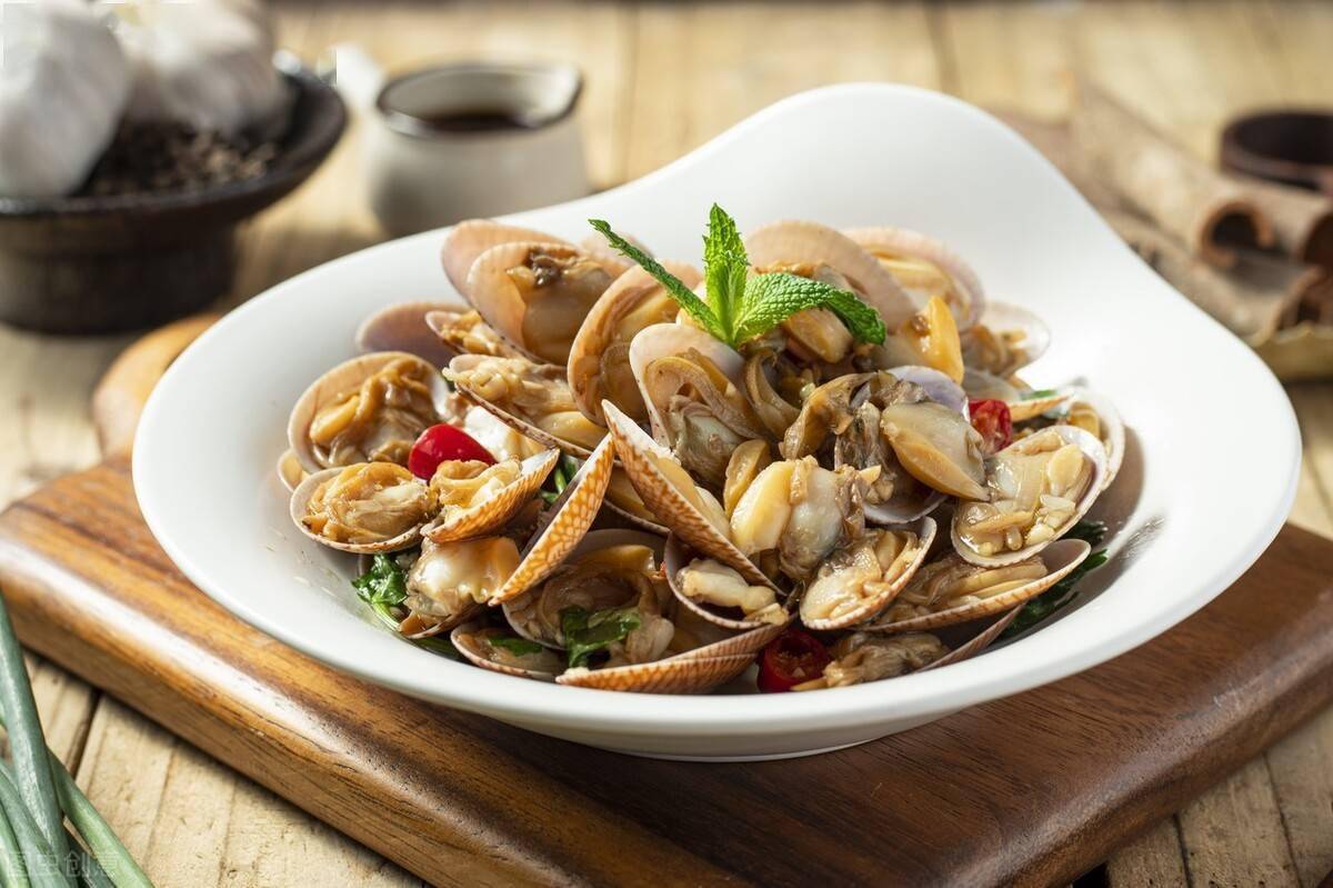 凉拌花甲的做法:花甲的吃法有很多,有的人喜欢炒着吃,还有的人喜欢蒸