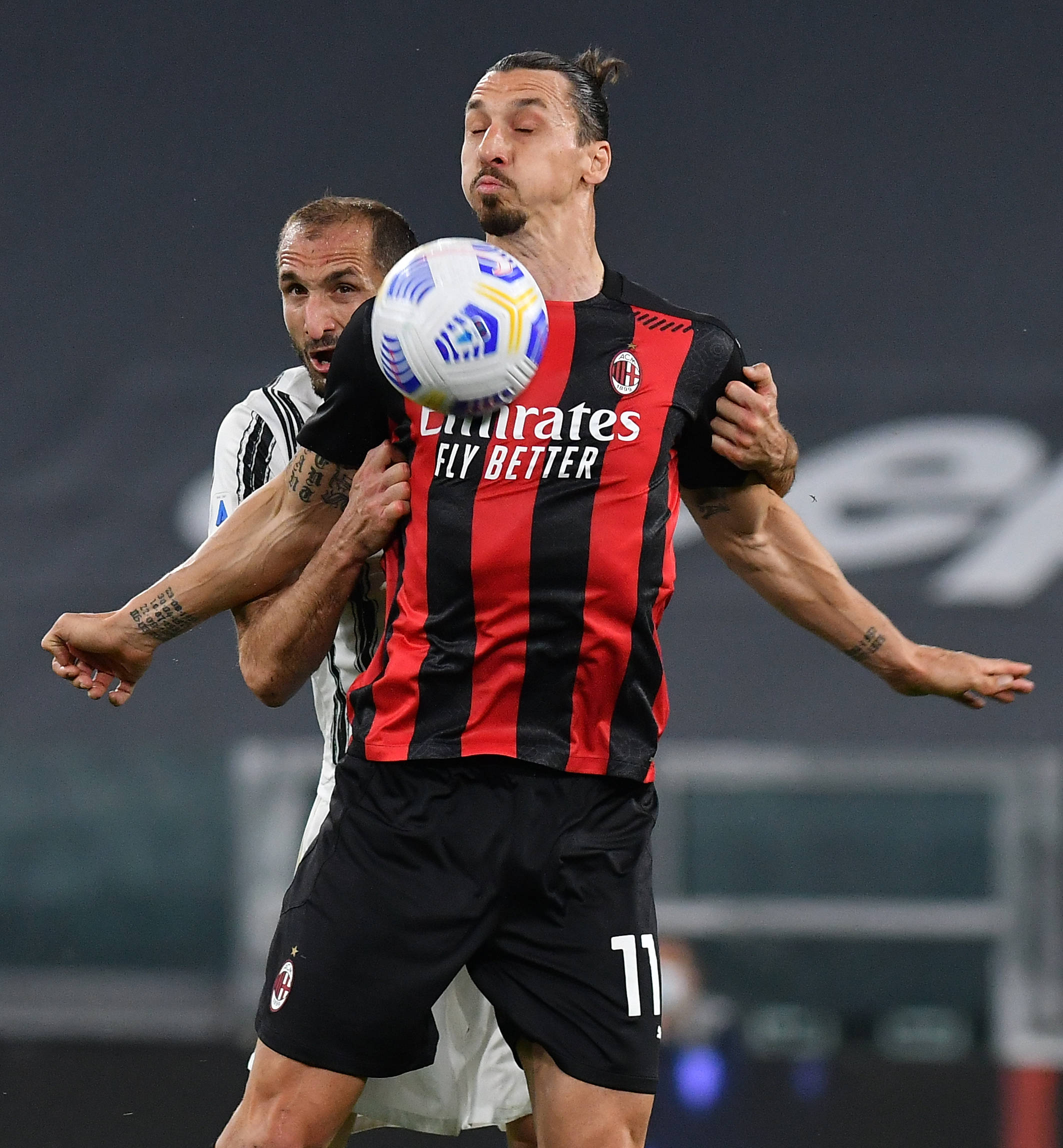 5月9日,ac米兰队球员伊布拉希莫维奇(右)和尤文图斯队球员基耶利尼