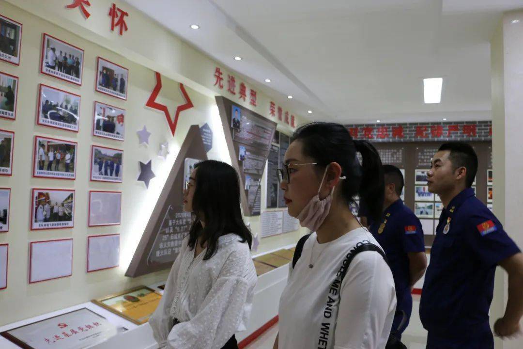 泸源中学师生代表走进红门"零距离"体验消防