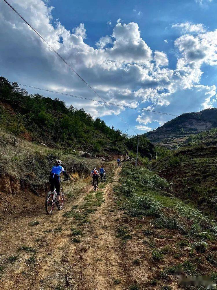 到禄大路公路上,离牡丹园就不远了,继续爬坡.