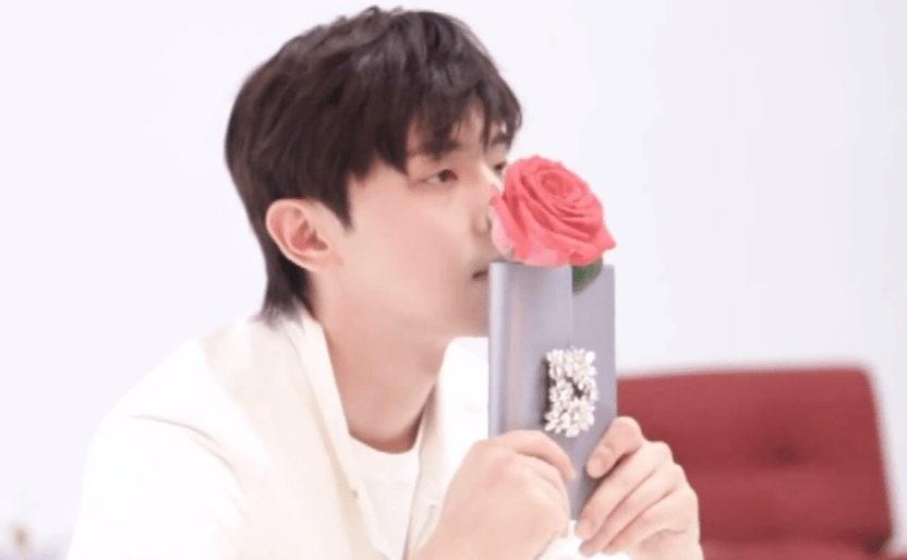 邓伦广告拍摄花絮公开玫瑰少年每一帧都让人芳心沦陷