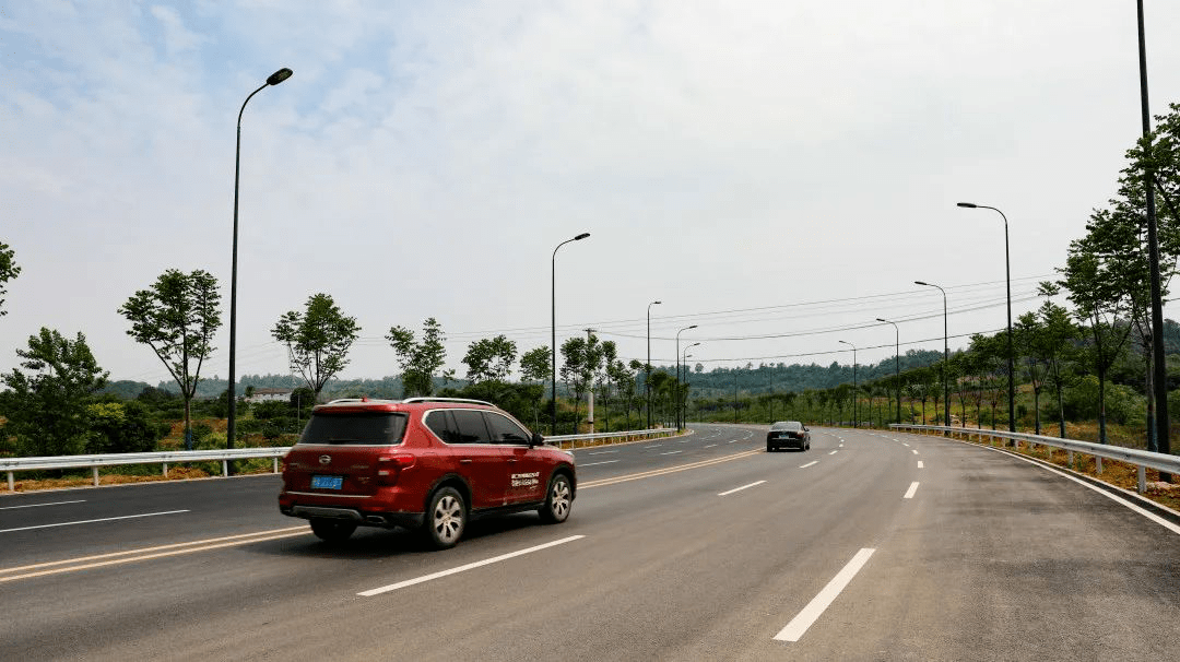 从此,宜昌城区到猇亭可以不用走高速,改走峡州大道,实现快速免费通行.