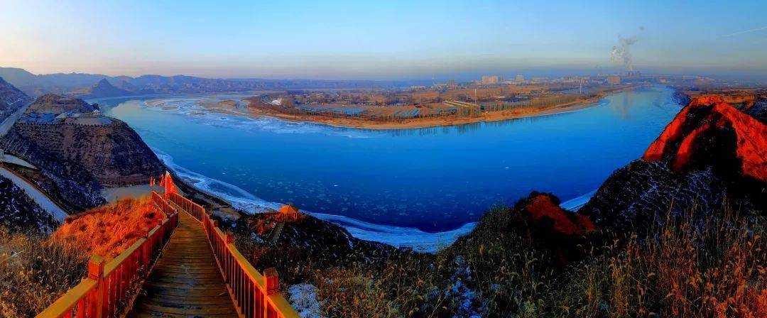 一径绿波两岸沉,断崖无力强支撑.紫塞幽河关山远,春风不与明月争.