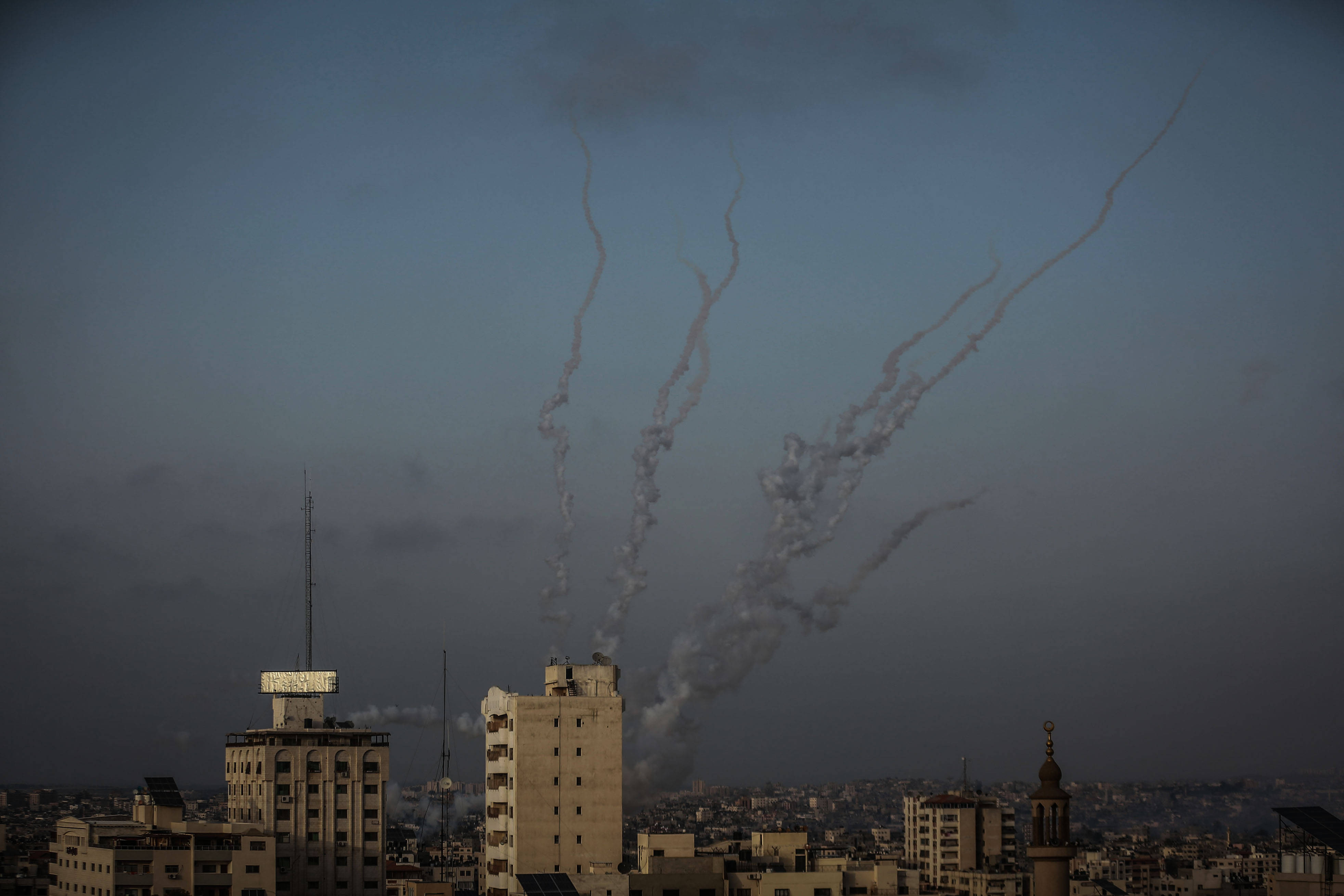 以色列对美军突然撤离开始报复：直接炸塌美联社驻加沙办公大楼|以色列|加沙|美军_新浪新闻