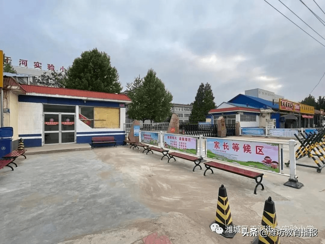 校门外秩序井然,以往家长集聚校门口等候的情况已不见踪迹.