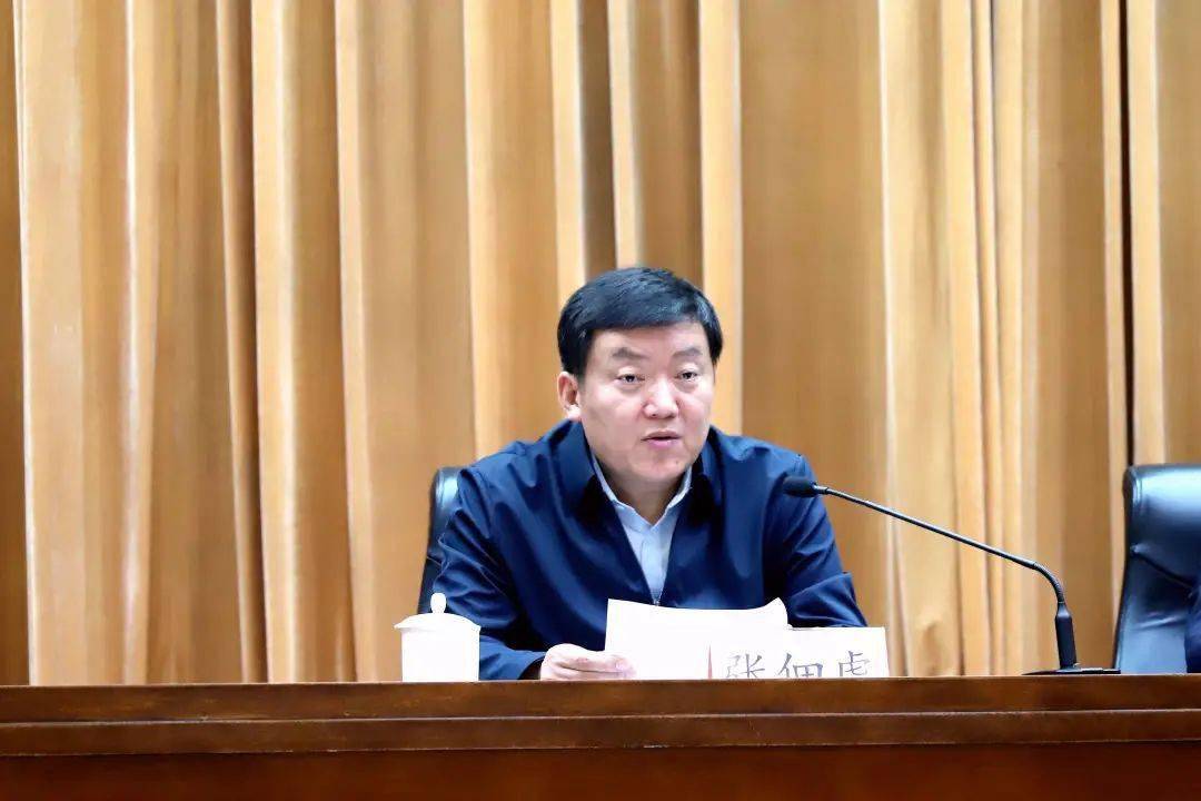 张佃虎指出,去年以来,全县各级各有关部门时刻把环保责任扛在肩上,把