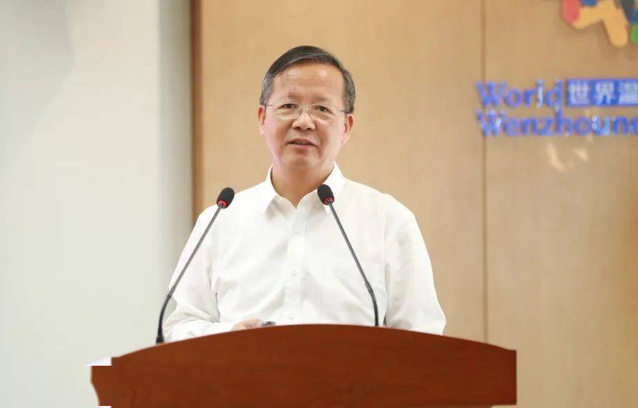 吕帆以《青少年近视防控国家战略中的温州示范》为题,分享了温医大