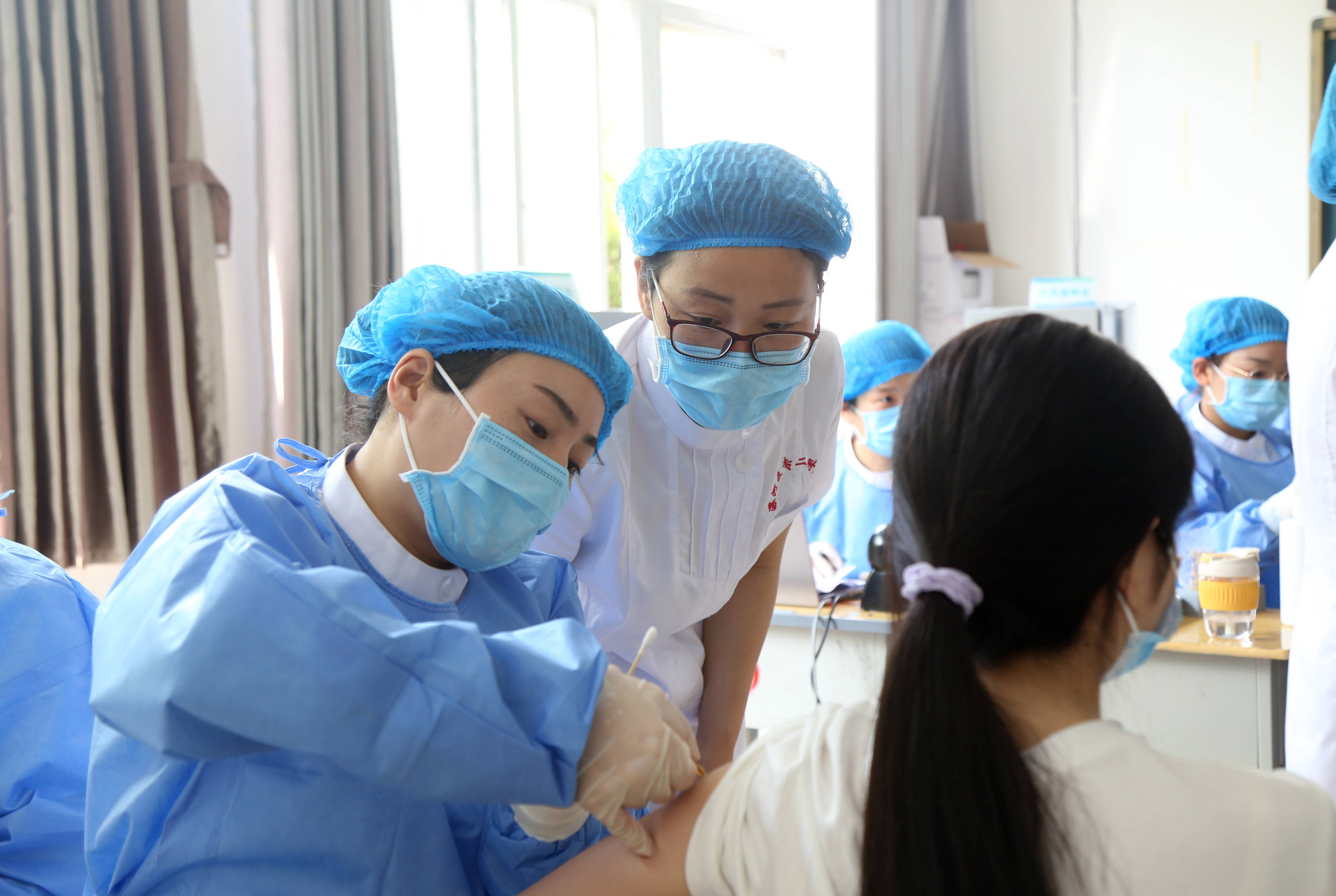 漯河医专二附院为漯河食品职业学院师生接种新冠疫苗