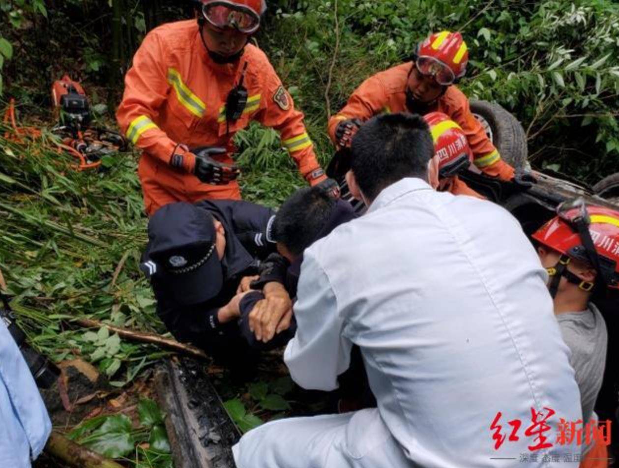 疑似避讓大貨車!四川巴中一越野車墜入25米深懸崖 致5人受傷