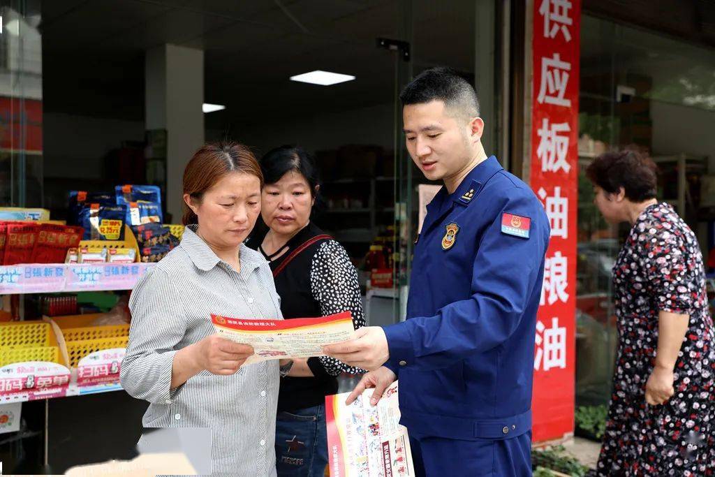 撥打119電話報警,如何開展家庭隱患自查,現場演示了消防器材的使用,並