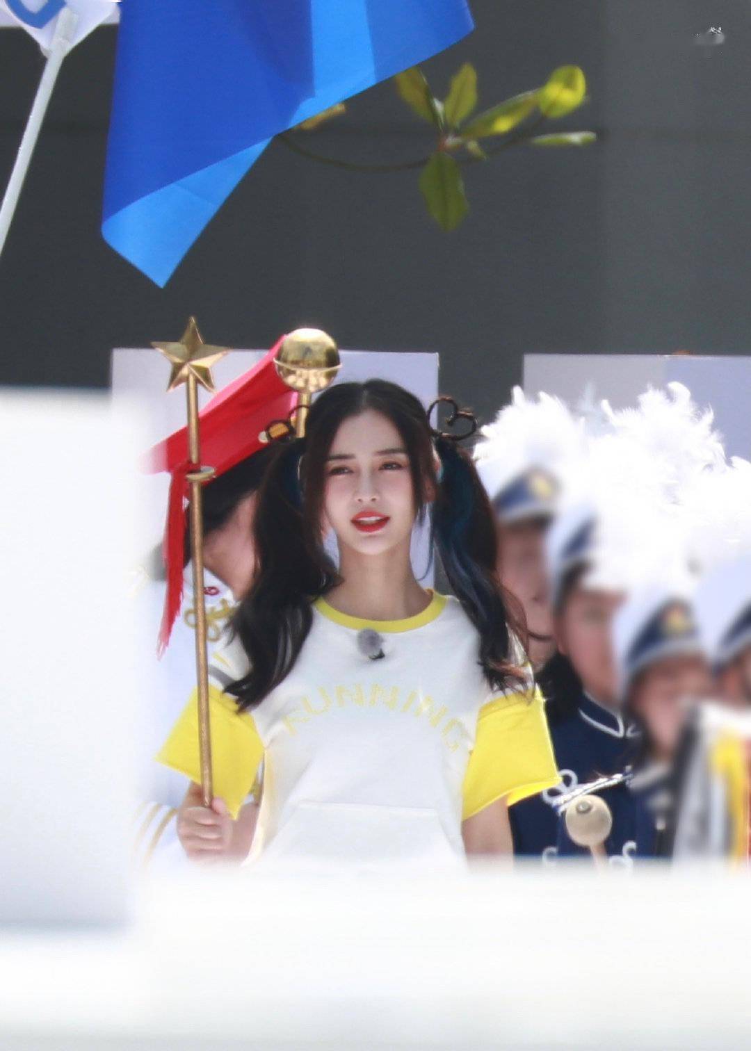 baby综艺路透造型曝光扎双马尾清爽可人