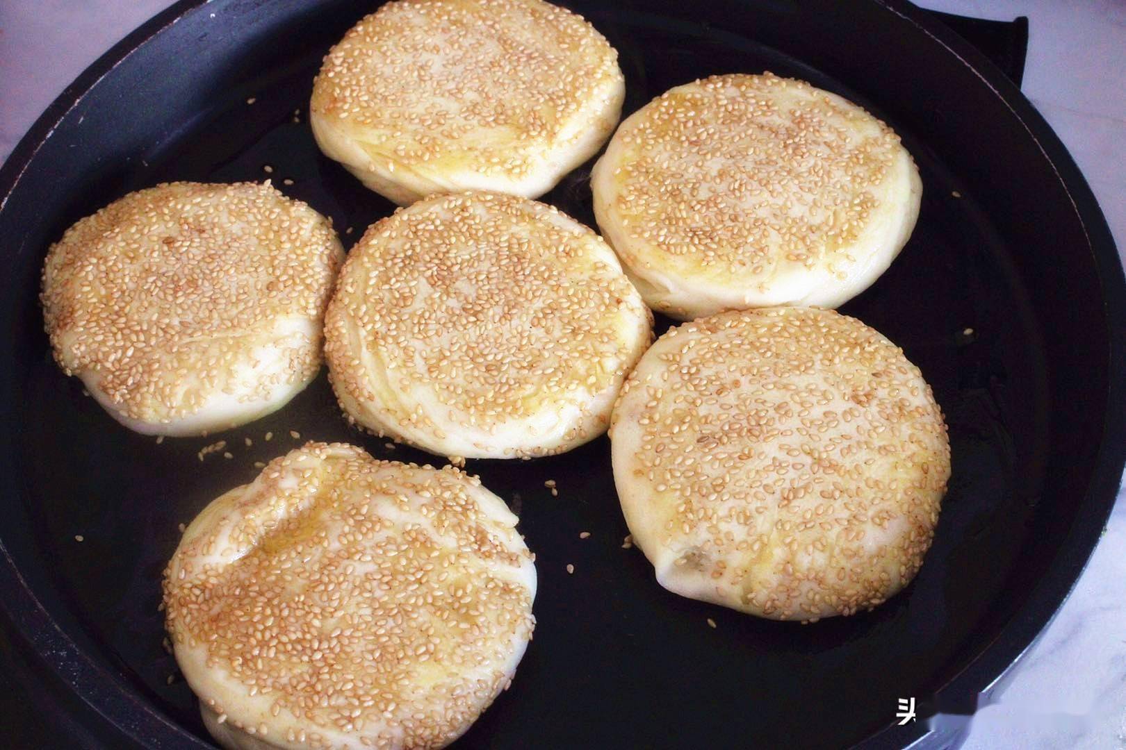 做椒盐饼有人半烫面有人加温水都不对教您2招柔软多层