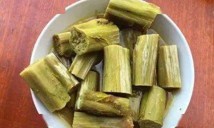 臭菜汁腌上豆腐,菜心,筨菜,浇上新打的菜籽油,蒸好出锅.