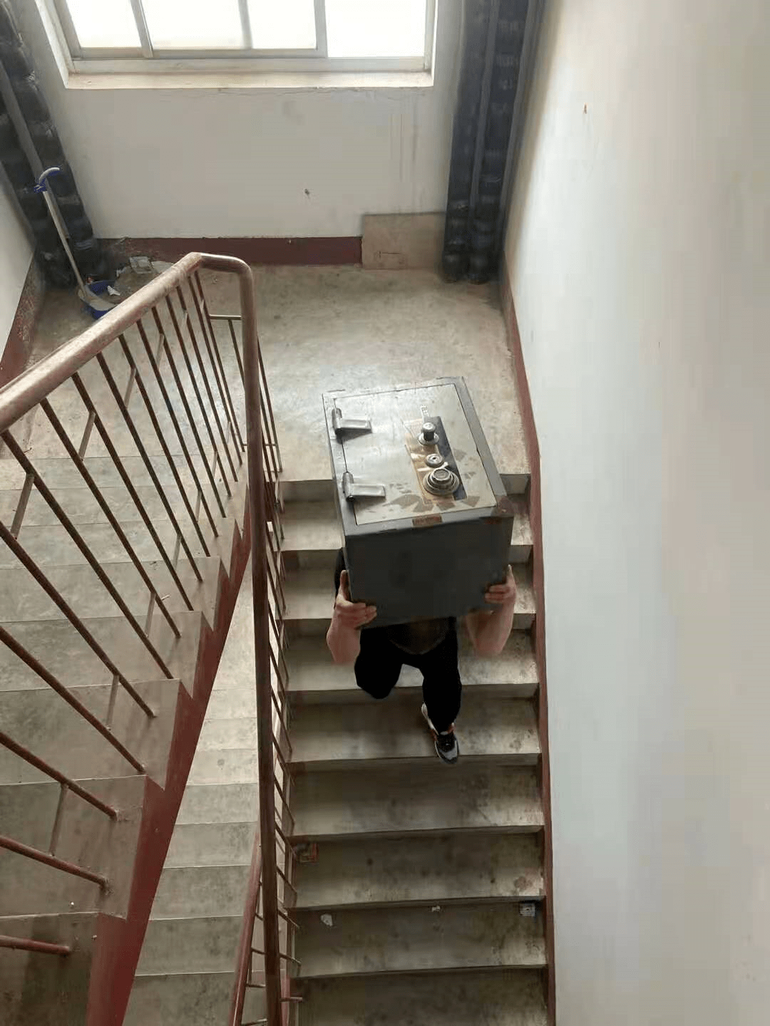 服女子开车坠河山东大哥徒手将车推上岸自己干搬家的事后还接了6个