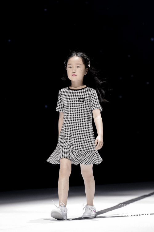小超模郭坤亮相钜星国际时装盛典 dior主秀尽显童真魅力_童装
