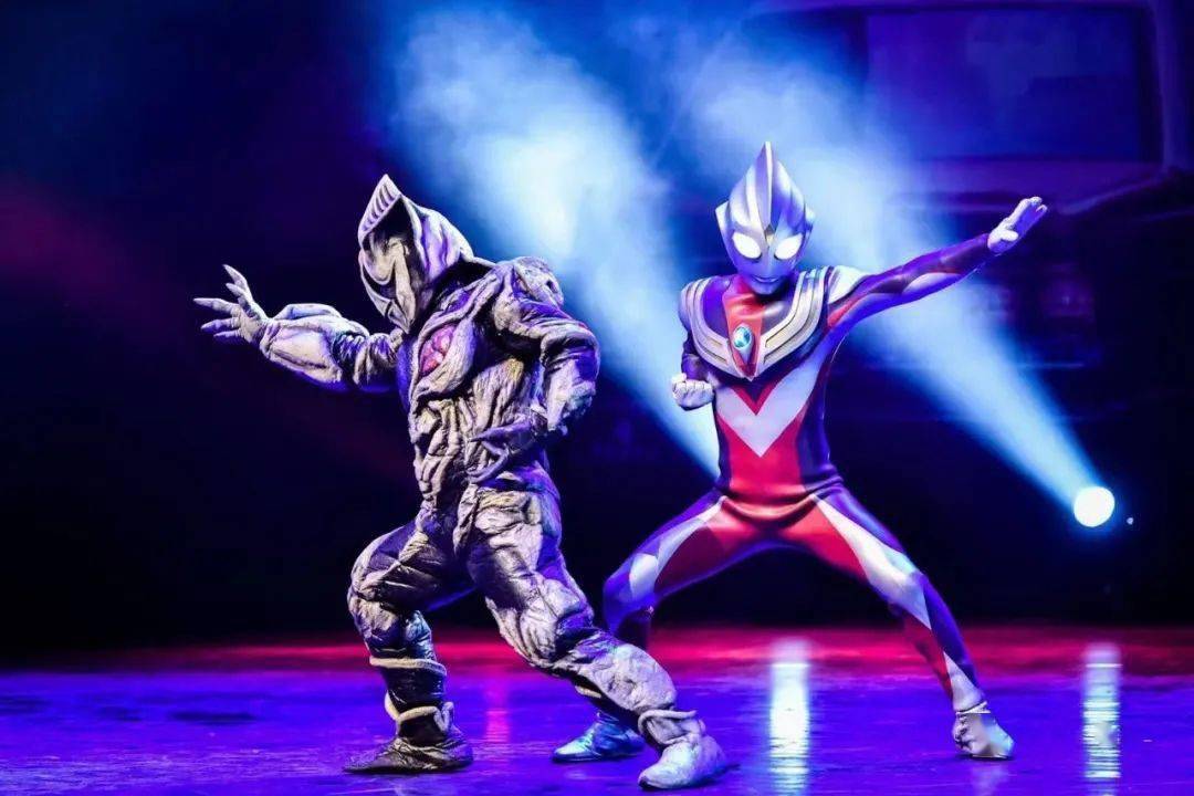 而且奥特曼穿的皮套能看到鲜明的对比,几乎和视频中呈现的一模一样!