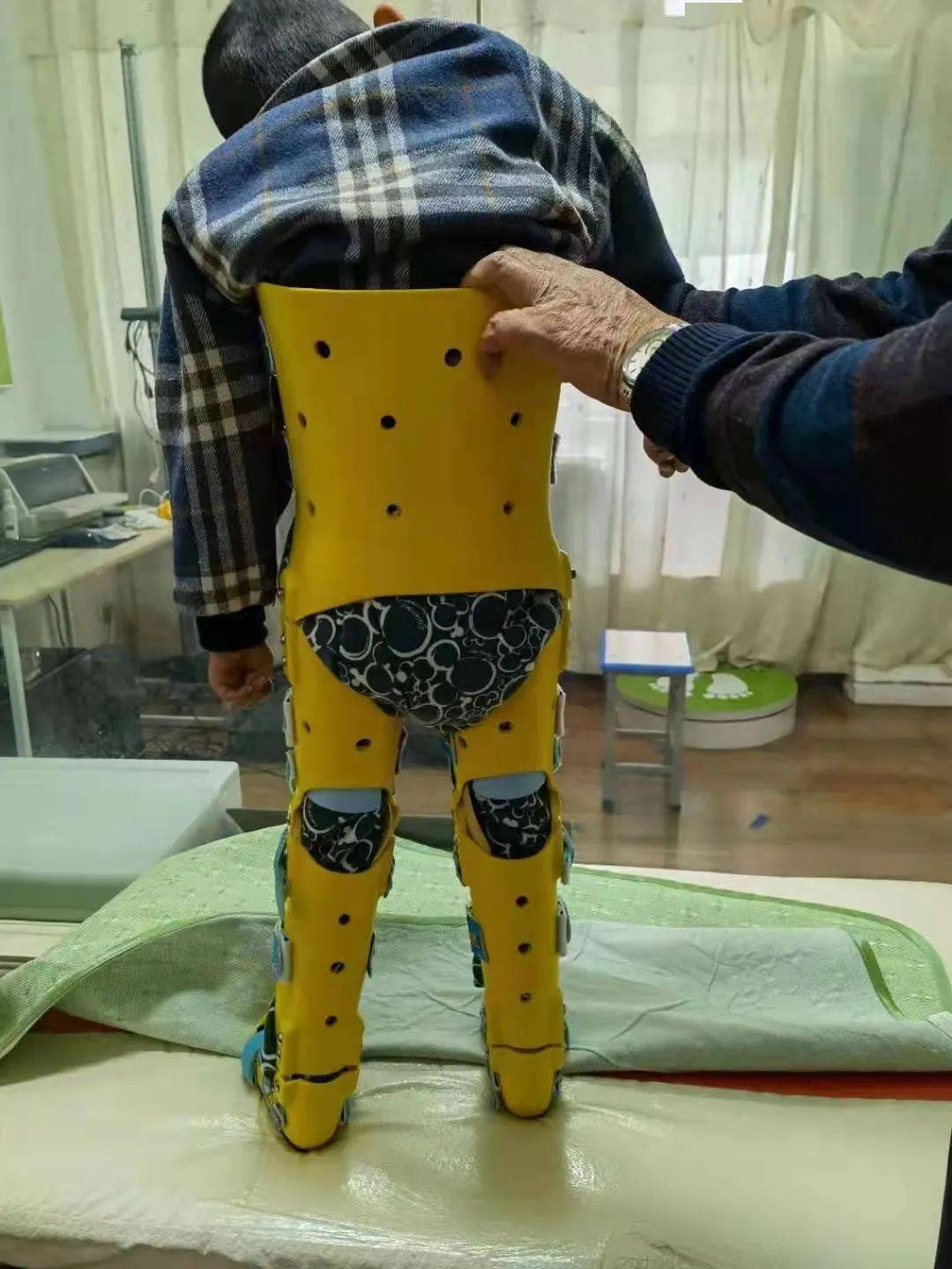 全国助残日 i 市托康中心为11名脑瘫儿童免费适配矫形器