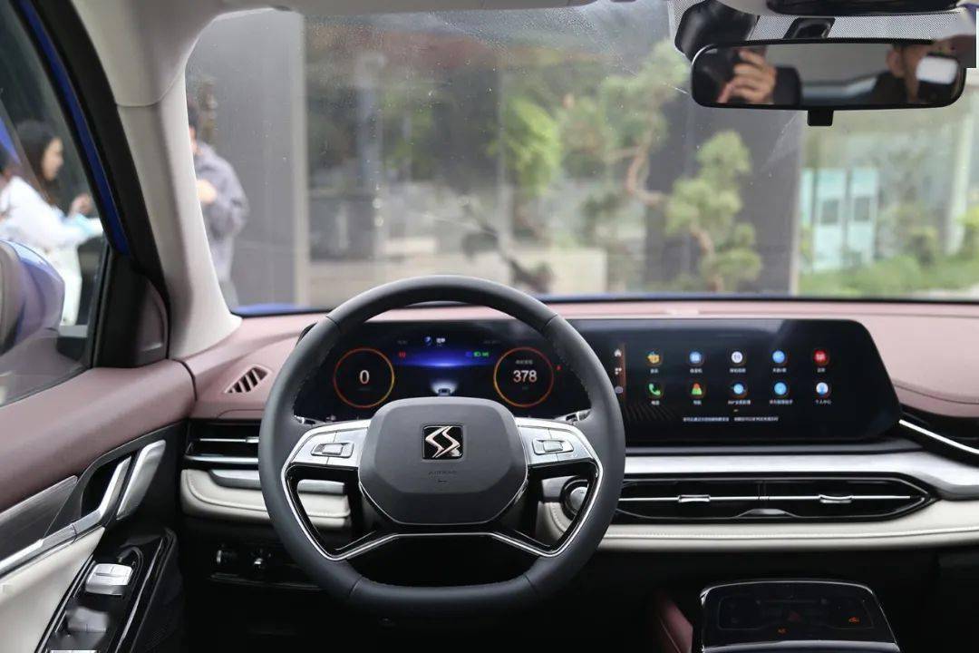 减少了大量的实体按键,预计同样搭载最新一代j-link智聆车联网系统