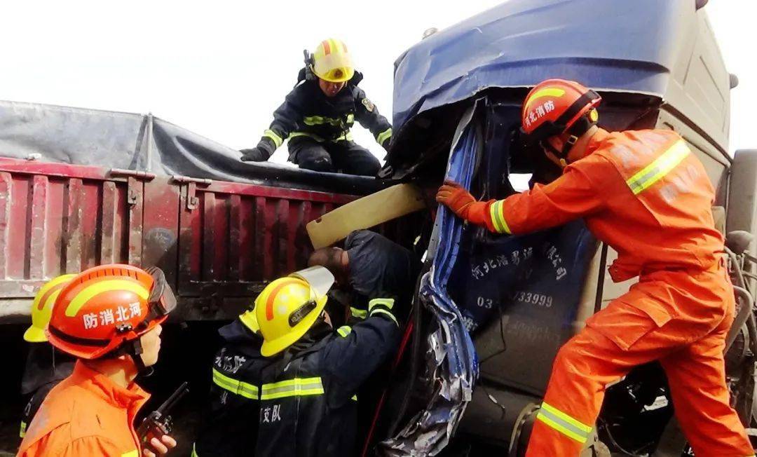 【救援前线】三车相撞一人被困 邯郸消防倒立破拆救人_康二城镇