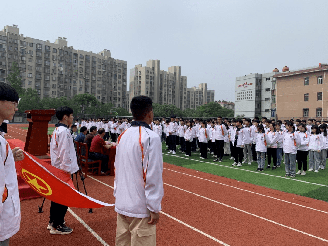 5月13日上午,团区委联合池州市第三中学举办十八岁成人仪式活动.