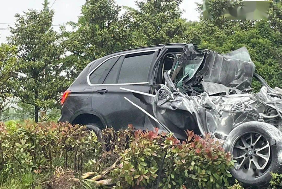 泰州长江大道上,一宝马x5直接被撞报废,司机不省人事_蒋仕邦