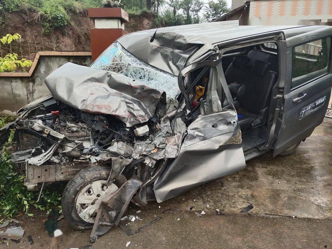 眉山发生两起重型货车车祸,车子撞得稀巴烂_救援