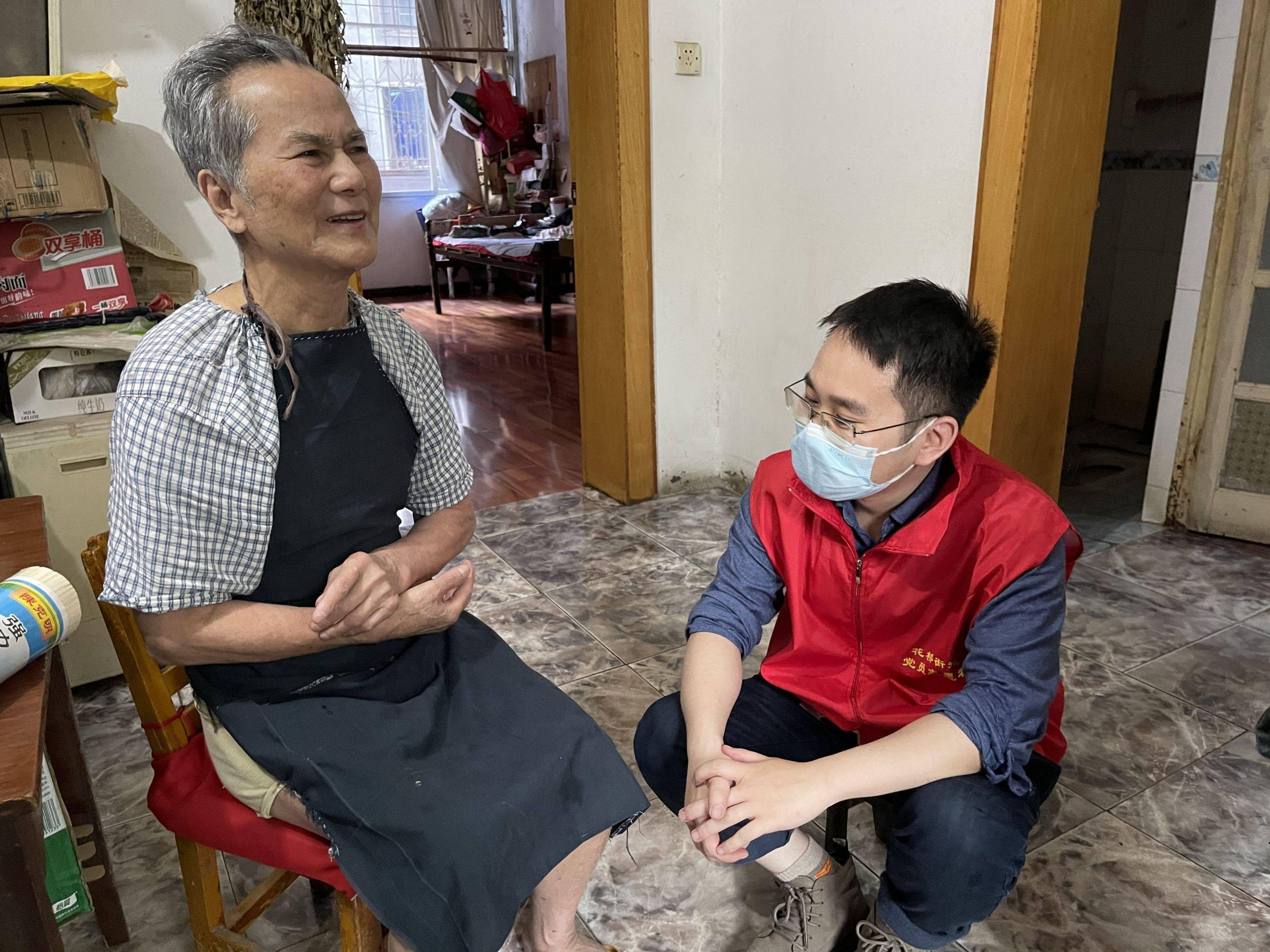 暴雨天独居老人生活不便社区志愿者上门服务